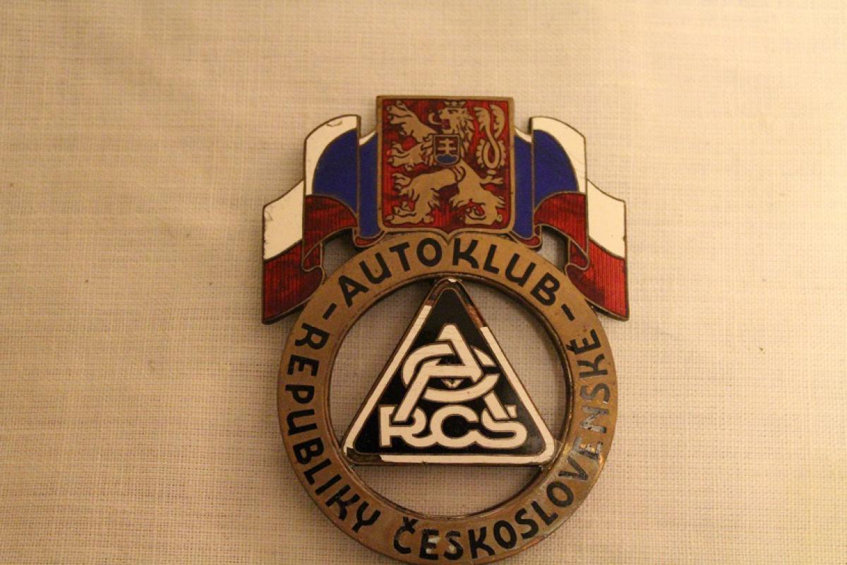 prodám zachovalý odznak Autoklubu Československého