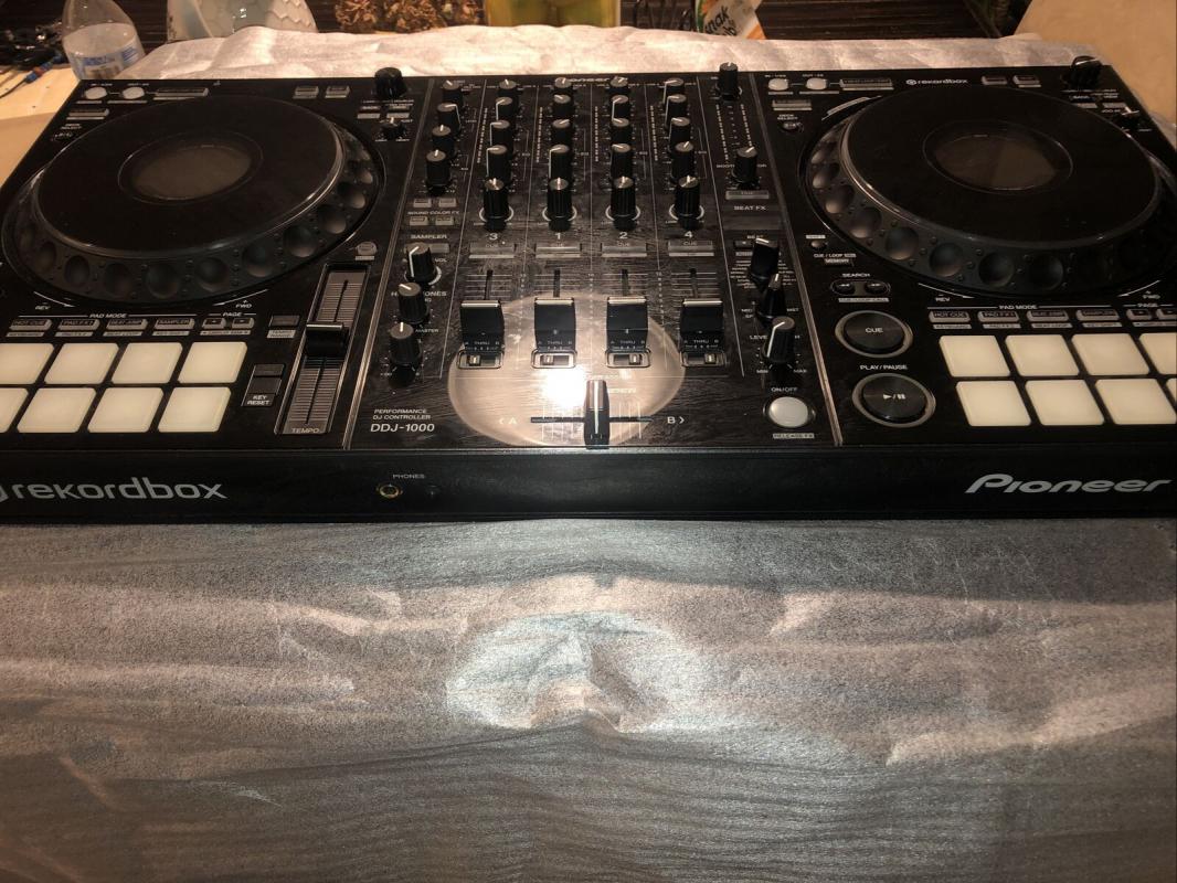 Prodám Zcela nový Pioneer DDJ-1000 DJ ovladač pro Rekordbox 