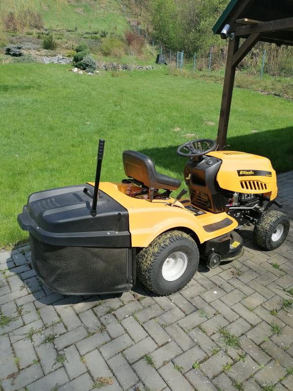 traktor na sekání trávy